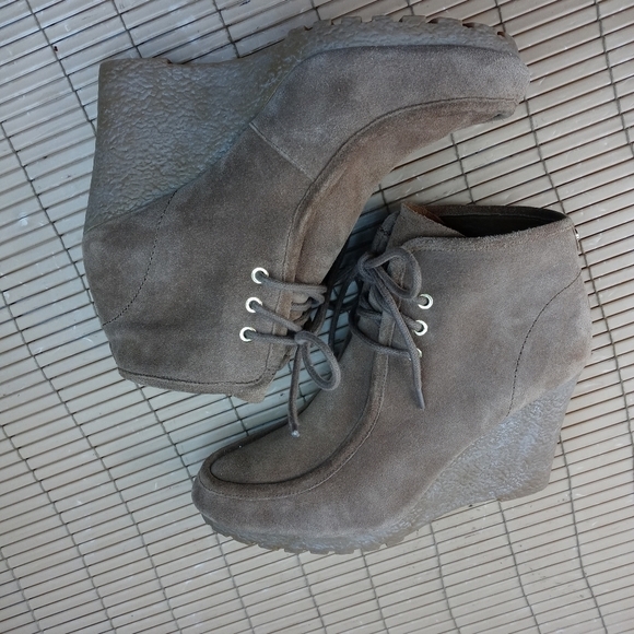 Michael Kors women's sz 10M. 4" wedge heel ankle boots. Brown leather lace. Grea - Picture 9 of 10